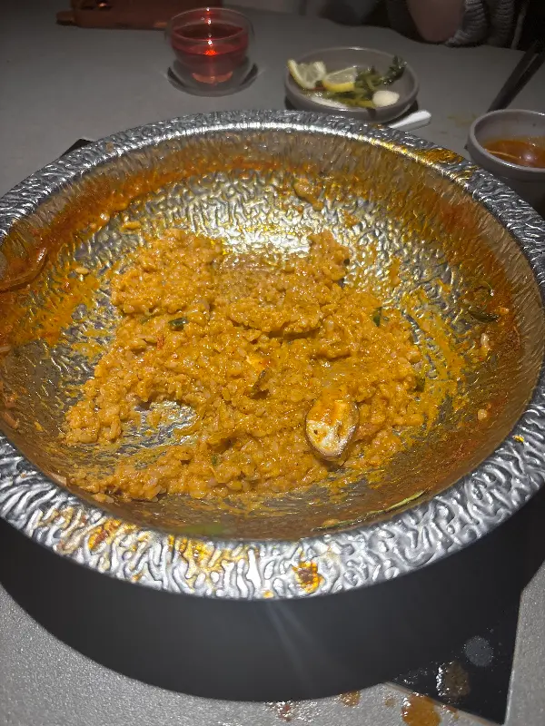 계란죽이 담긴 냄비