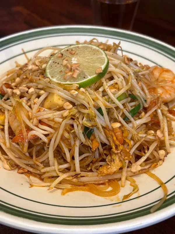 싱싱한 라임이 곁들여진 팟타이