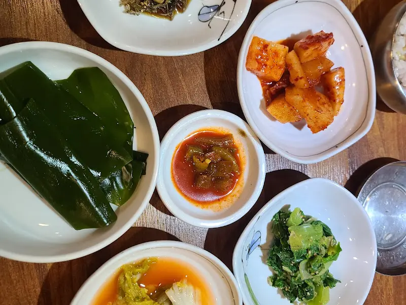 정갈하게 담겨 나온 밑반찬