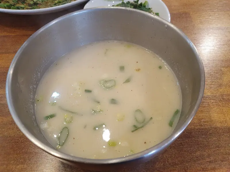 뽀얀 국물이 인상적인 황태들깨곰탕