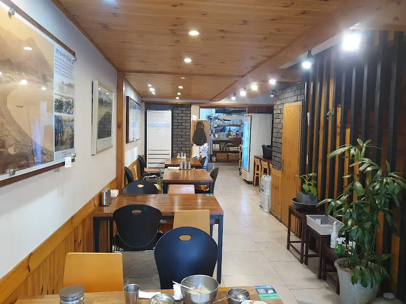 깔끔하고 정돈된 식당 내부