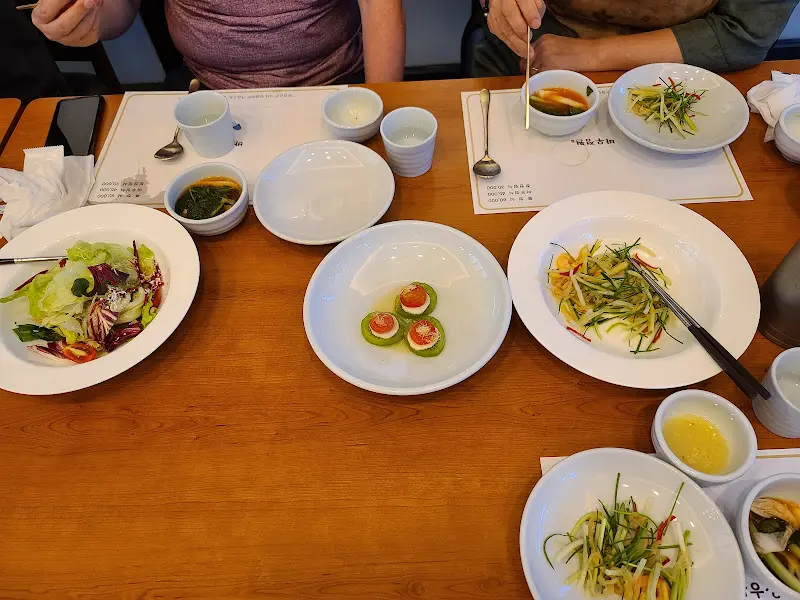 다채로운 색감과 신선함이 돋보이는 샐러드