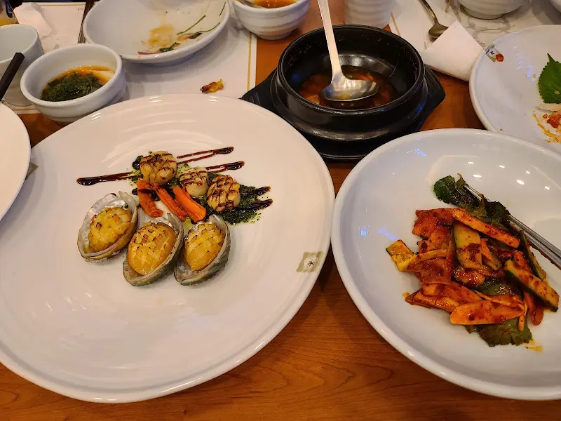 정갈하게 담겨 나온 관자 요리