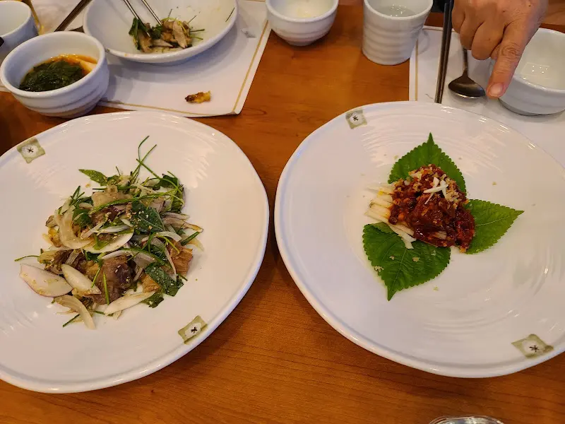 깔끔하게 담겨 나온 샐러드