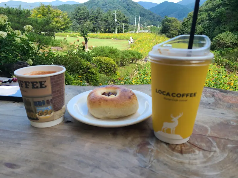 로카커피 음료와 베이글