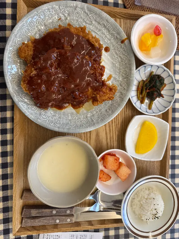 깔끔한 돈까스 정식 한 상
