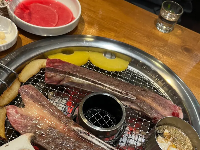 숯불 위에서 구워지는 우대갈비