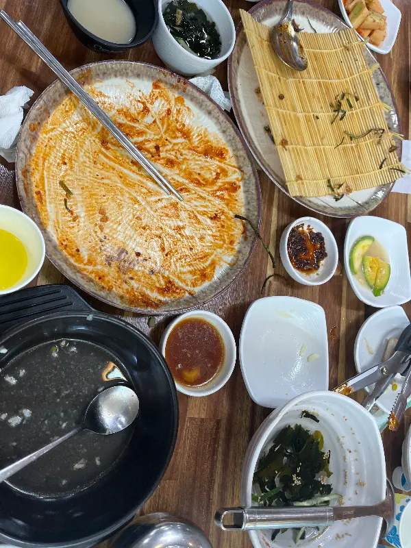 깨끗하게 비워진 식탁