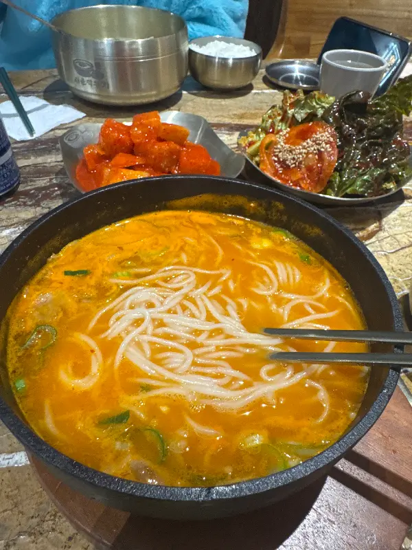 얼큰 설렁탕의 매혹적인 비주얼