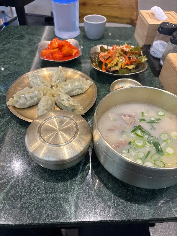 만두와 함께 즐기는 설렁탕