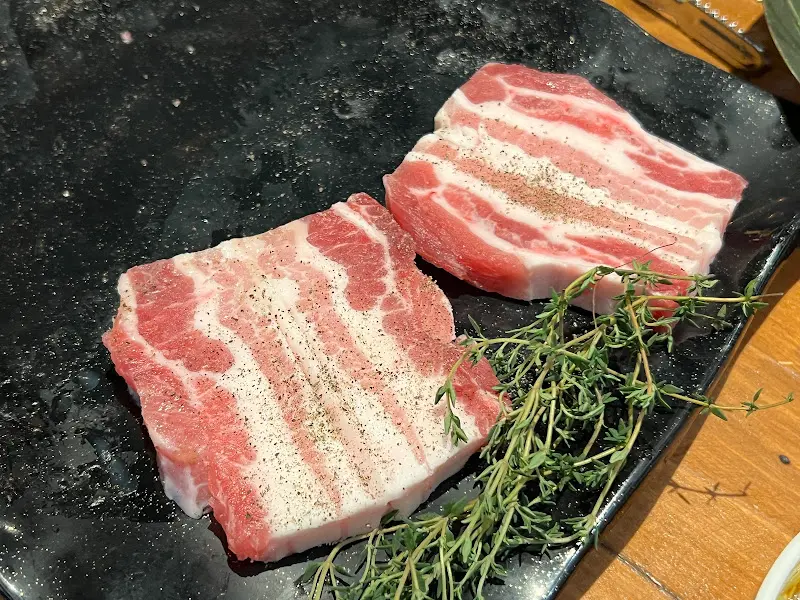 초벌된 삼겹살의 자태