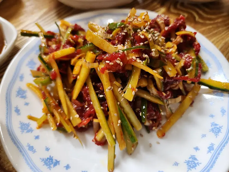 육회인지 오이무침인지