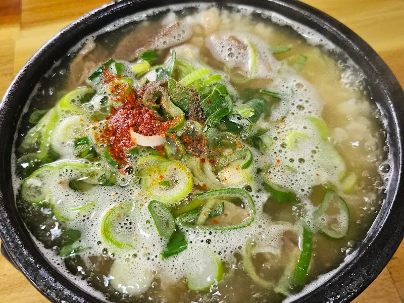 고춧가루와 파가 듬뿍 올려진 곰탕