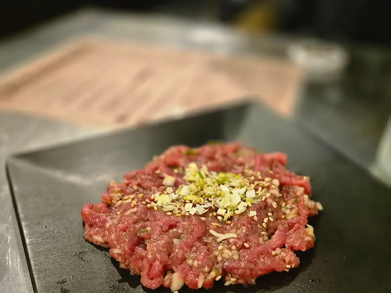 윤기가 흐르는 육회의 모습