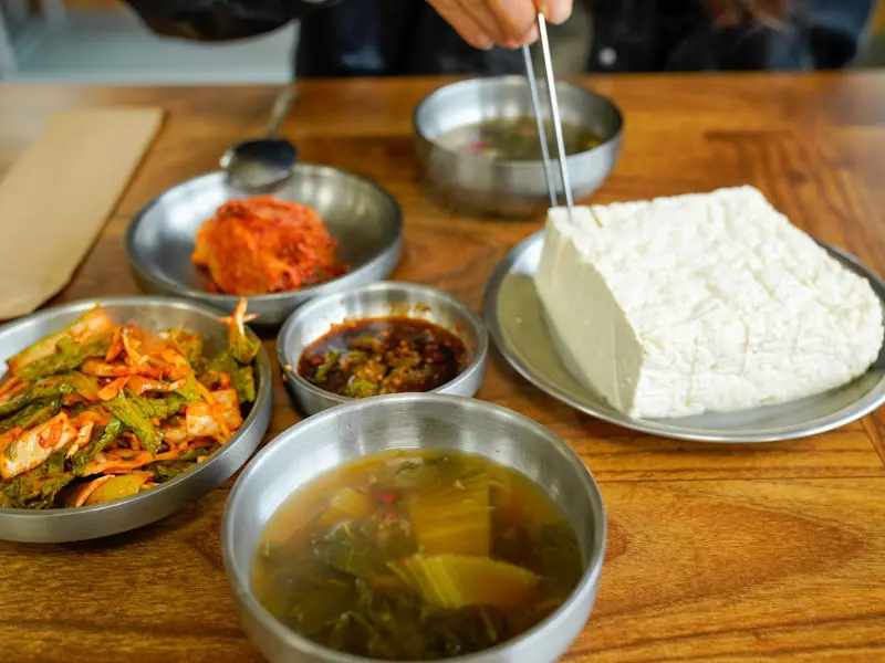 정갈하게 차려진 촌두부와 밑반찬