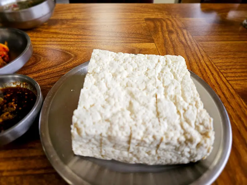 뽀얀 속살을 드러낸 촌두부