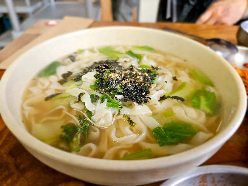 김가루와 깨가 듬뿍 뿌려진 칼국수