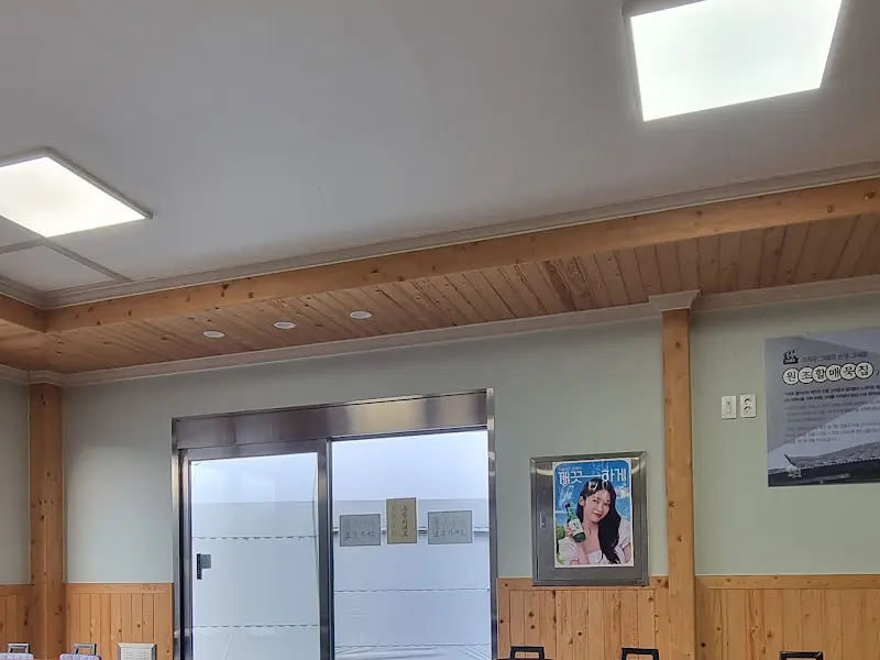 깔끔하게 정돈된 식당 내부