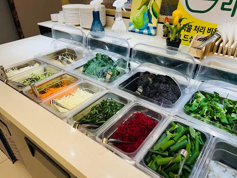 신선한 야채가 가득한 샐러드바