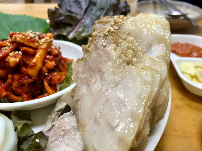 보쌈과 함께 제공되는 곁들임 메뉴