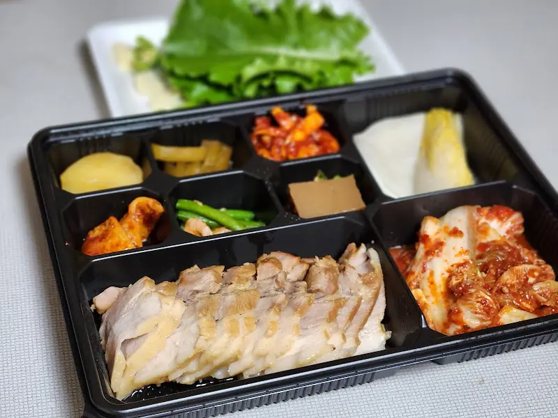 깔끔하게 포장된 보쌈 정식