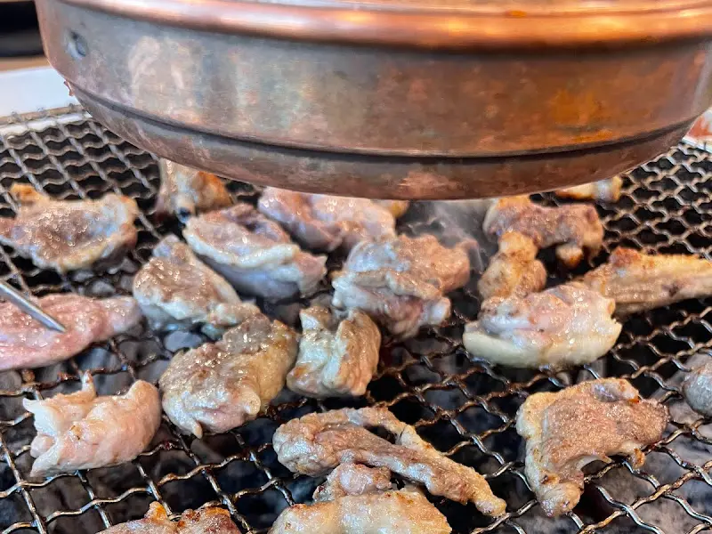 숯불 위에서 익어가는 오리 로스구이