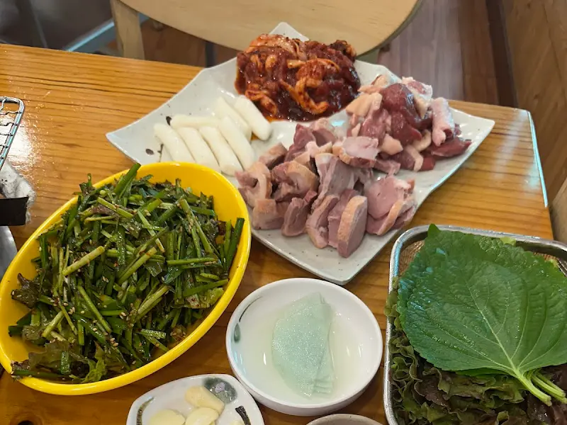 오리 로스구이와 양념구이 한 상 차림