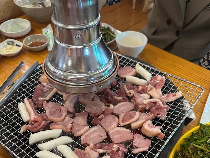 숯불 위에서 익어가는 오리 로스구이