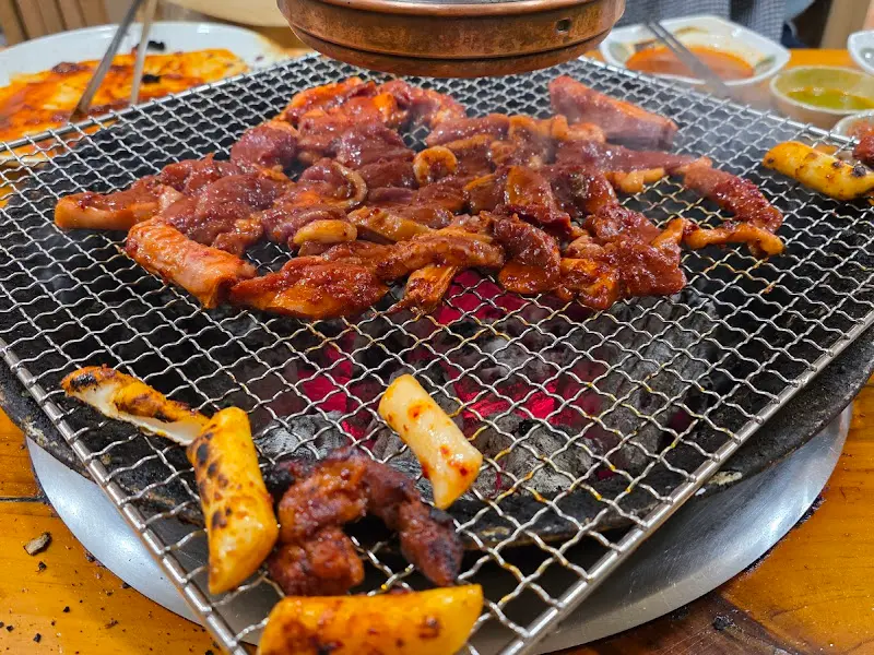 숯불 위에서 익어가는 양념 오리구이