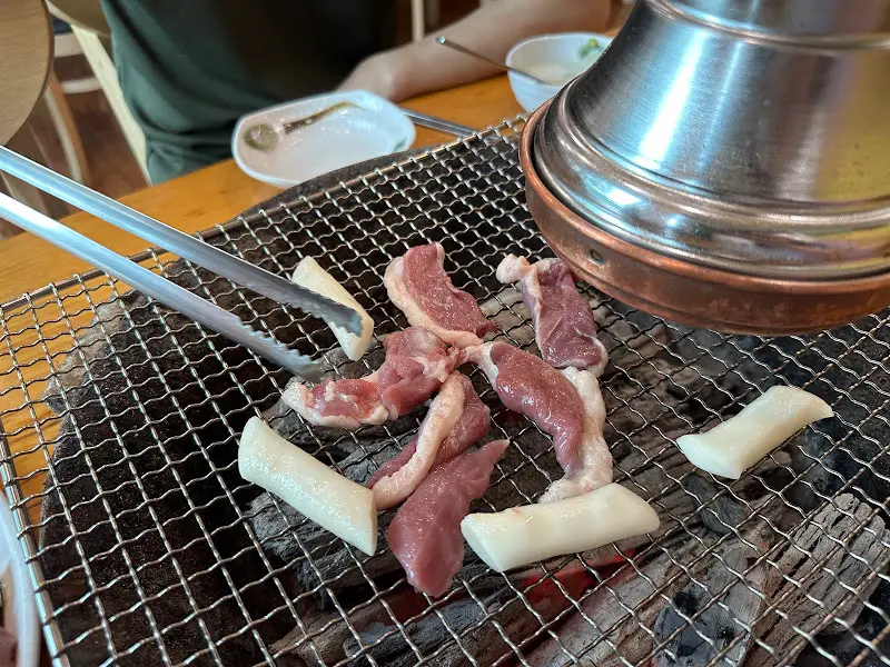 오리고기를 굽는 모습