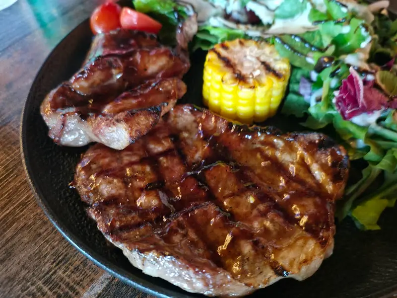 윤기가 흐르는 알목심 스테이크