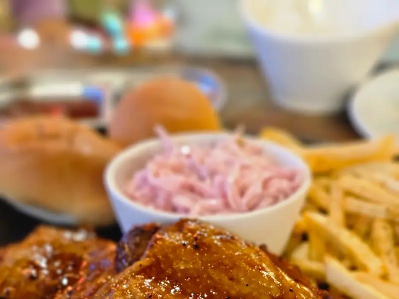 플래터에 담긴 다양한 바베큐