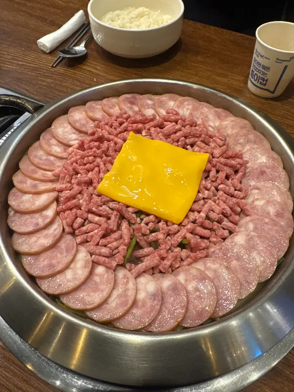 햄과 다진 고기, 치즈가 올려진 부대찌개
