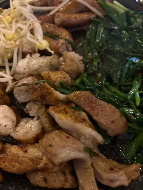 곱창과 함께 구워진 부추