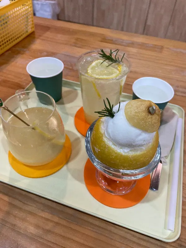 레몬 아이스크림과 음료