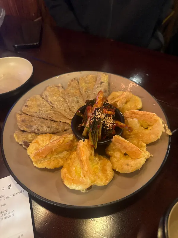 전과 꽈리고추, 양파가 담긴 접시