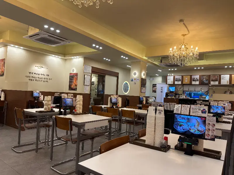 넓고 쾌적한 핵밥 상봉역점 매장 내부