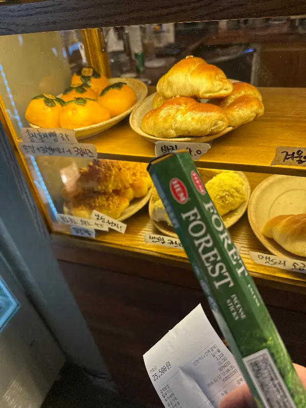 디저트 진열대의 다양한 빵들