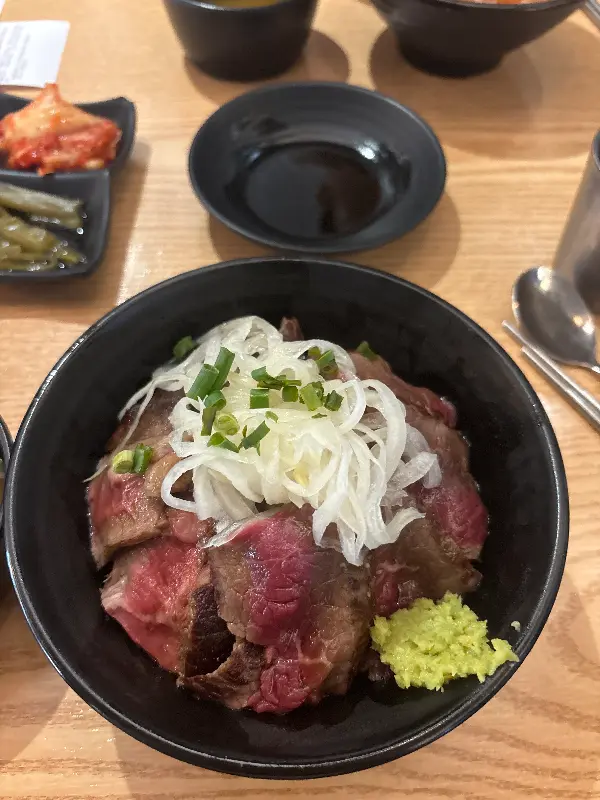 윤기가 흐르는 간장새우 덮밥의 비주얼