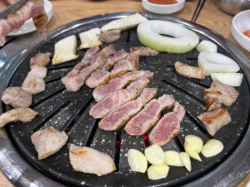 불판 위에서 맛있게 익어가는 돼지고기