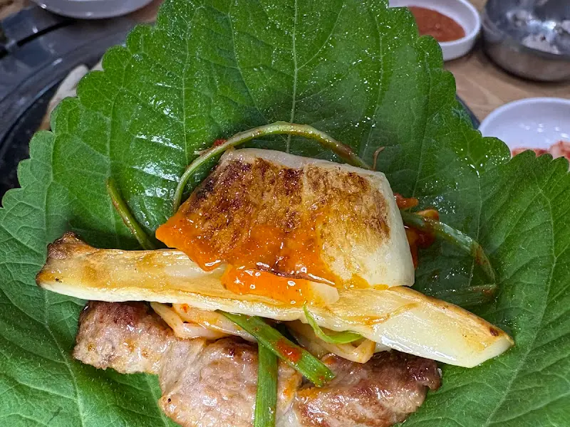 쌈 채소에 싸 먹는 돼지고기