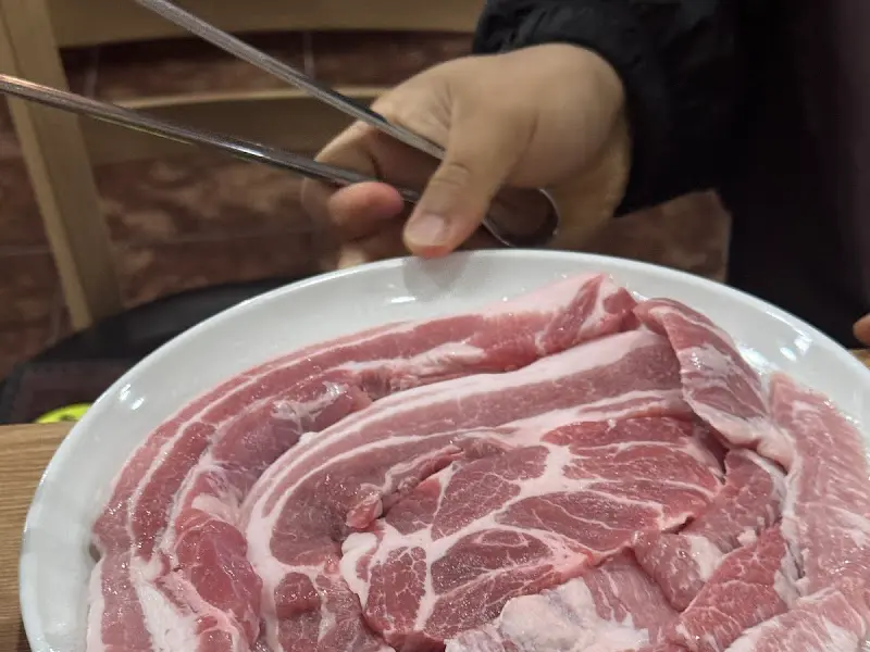 돼지고기를 집는 모습