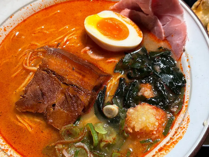 두툼한 동파육과 반숙란, 미역이 얹어진 얼큰 동파육 라멘