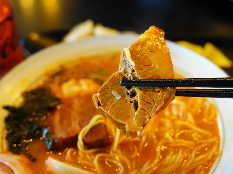 젓가락으로 들어올린 동파육 단면