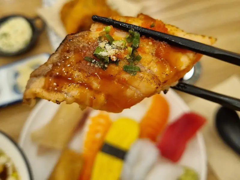 윤기가 좔좔 흐르는 구운 연어 초밥