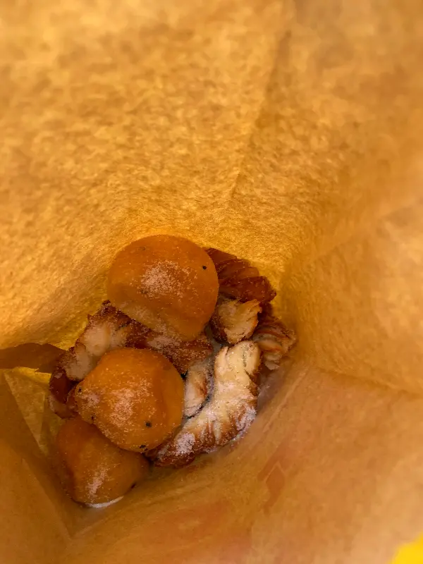 봉투 안에 담긴 꽈배기와 도너츠