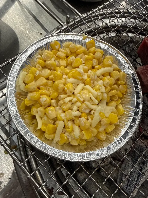 숯불 위에서 녹아내리는 콘치즈