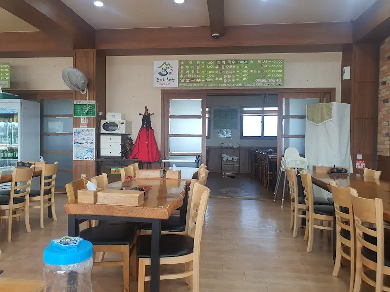 넓은 식당 내부