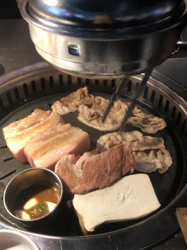 불판 위에서 구워지는 삼겹살과 목살