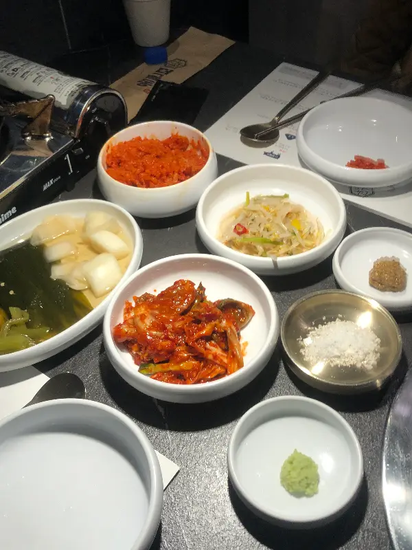 다양한 밑반찬들